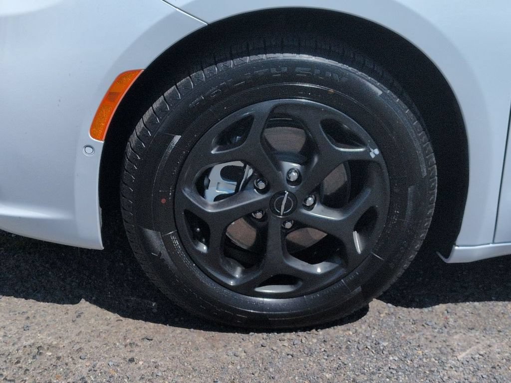 Used 2024 Chrysler Pacifica Limited FWD image 32