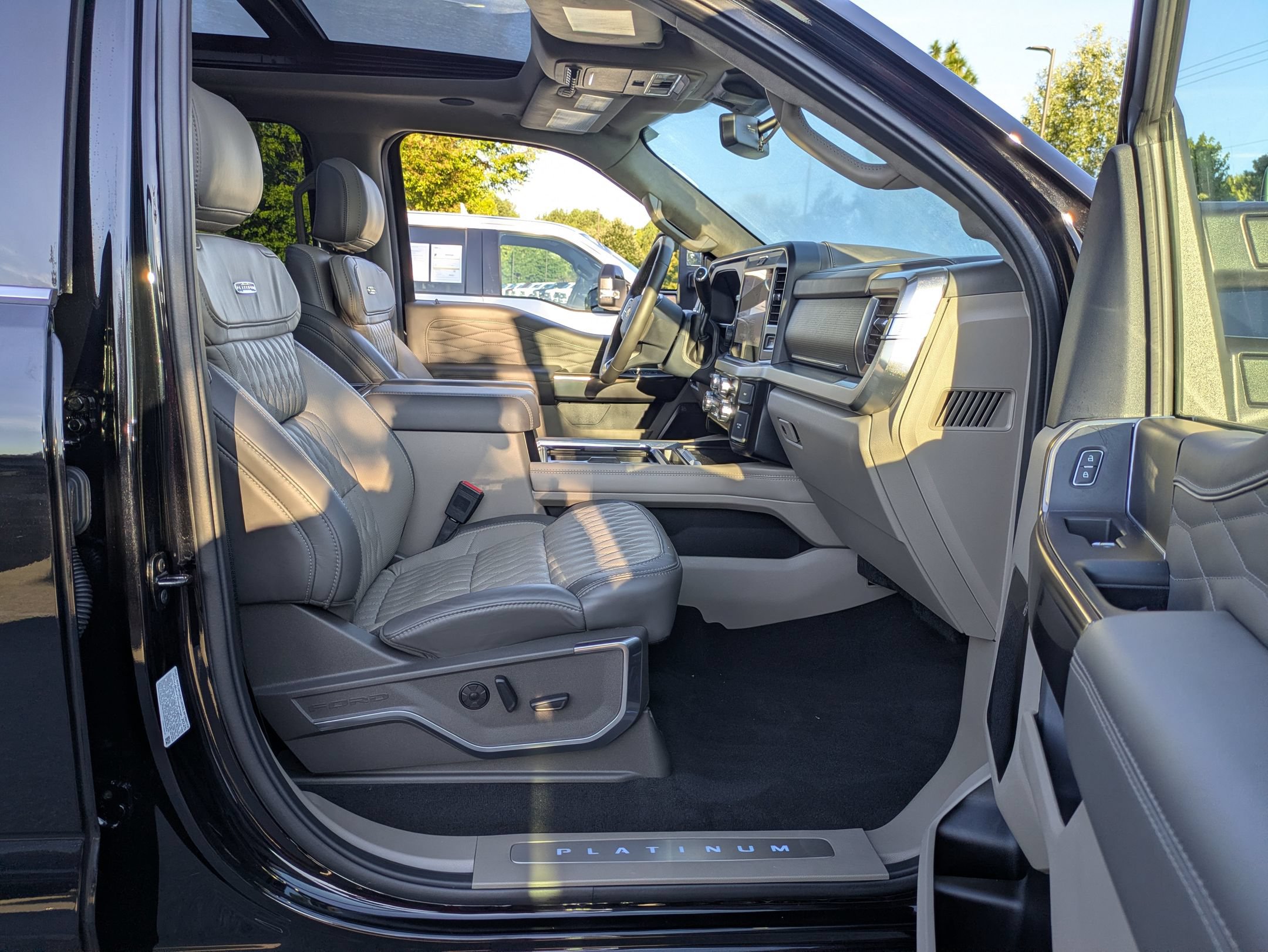 Certified 2025 Ford F450 Platinum w/ Platinum Plus Package AWD/4WD image 42
