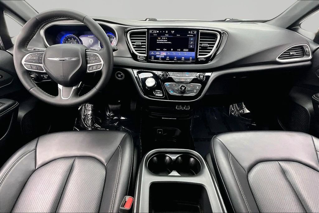 Used 2025 Chrysler Pacifica Select FWD image 16