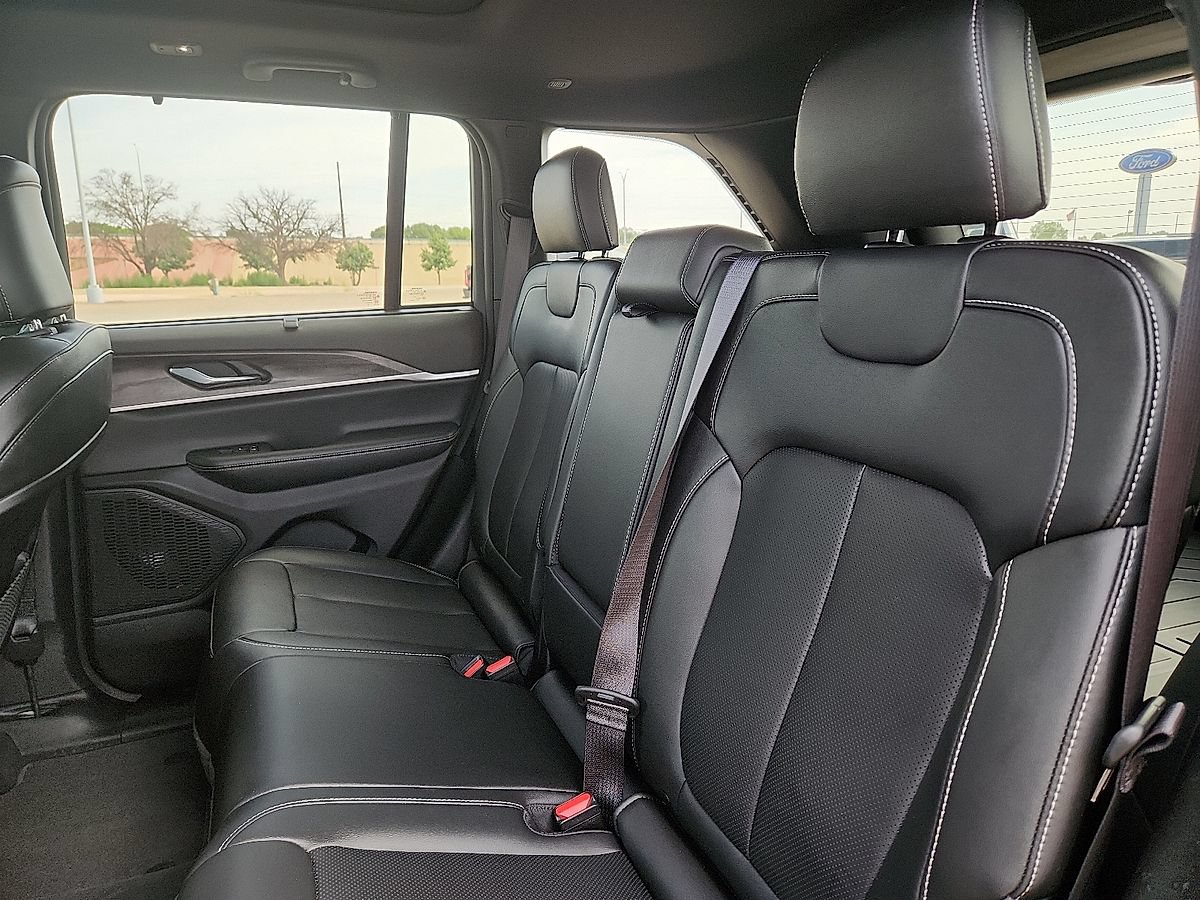 Used 2024 Jeep Grand Cherokee Limited w/ Luxury Tech Group II RWD image 5