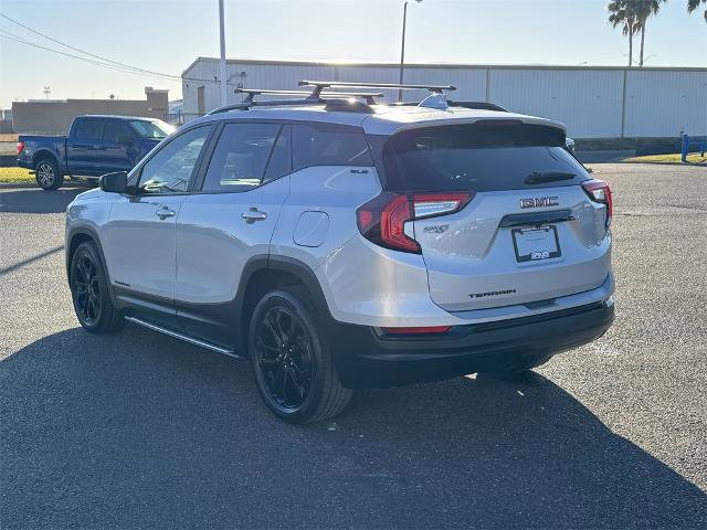 Used 2022 GMC Terrain SLE w/ Driver Convenience Package image 3