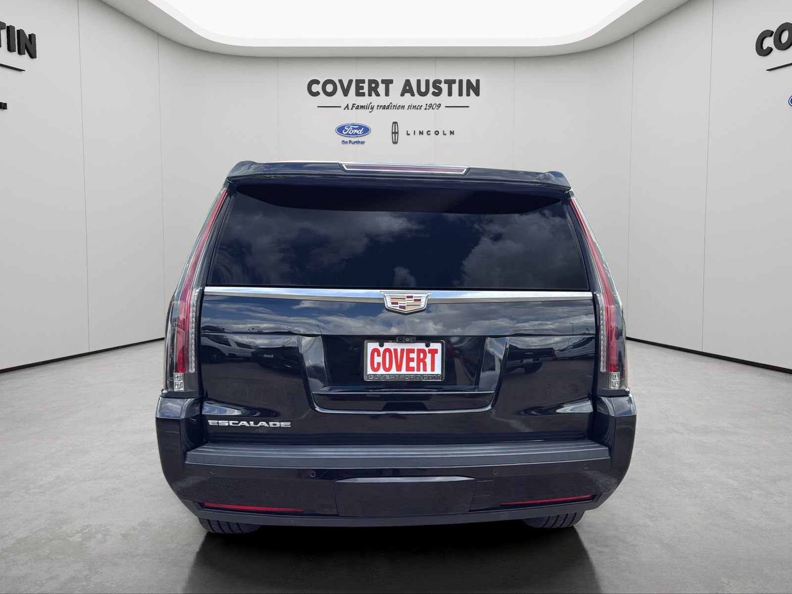 Used 2018 Cadillac Escalade Luxury RWD image 4