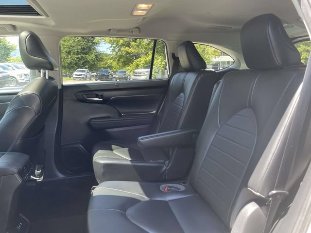 Used 2021 Toyota Highlander XLE AWD/4WD image 16