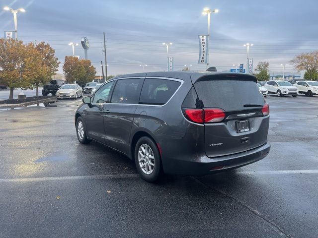 Used 2022 Chrysler Voyager LX image 3