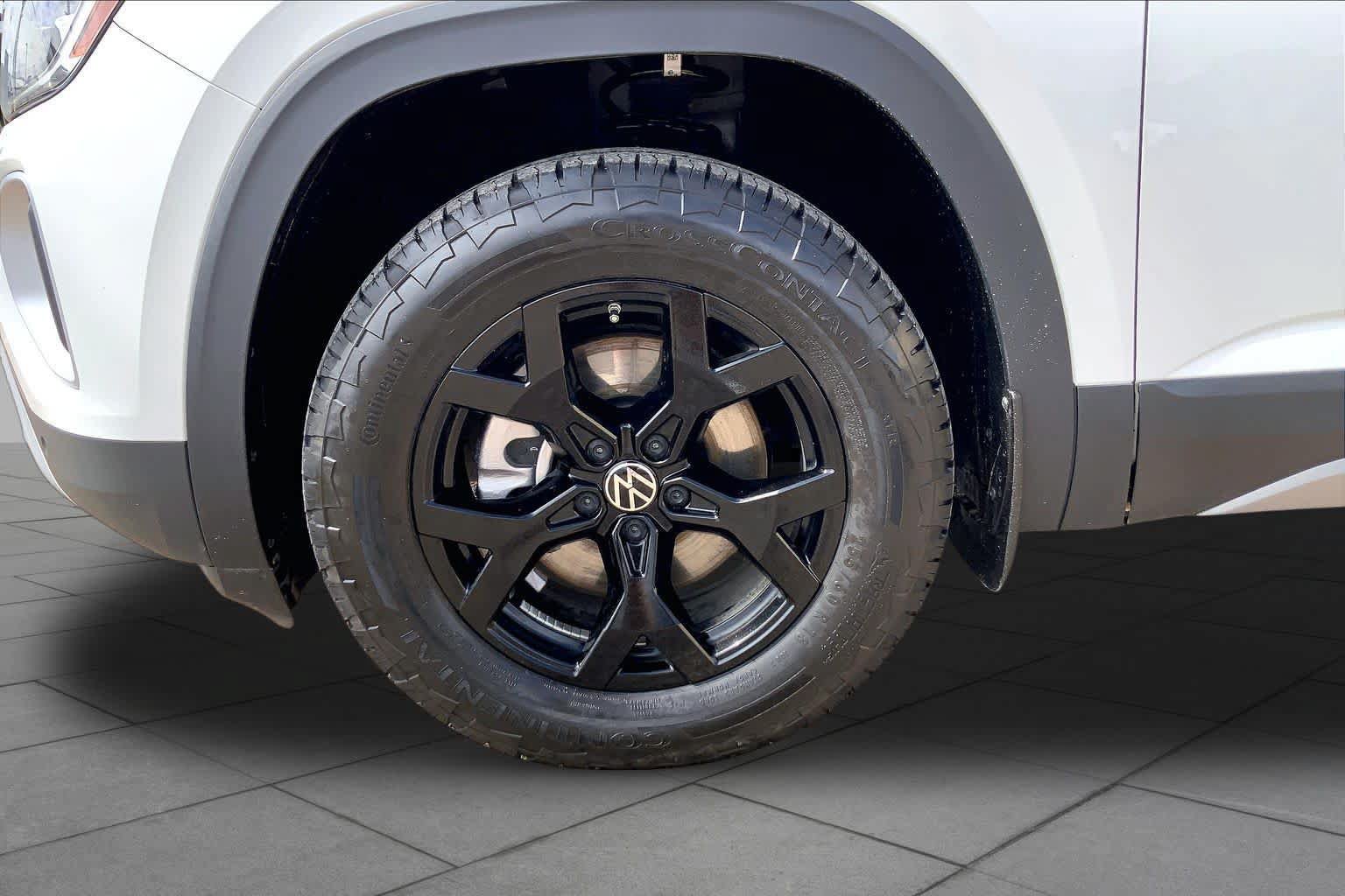 Used 2024 Volkswagen Atlas Peak Edition SE AWD/4WD image 11