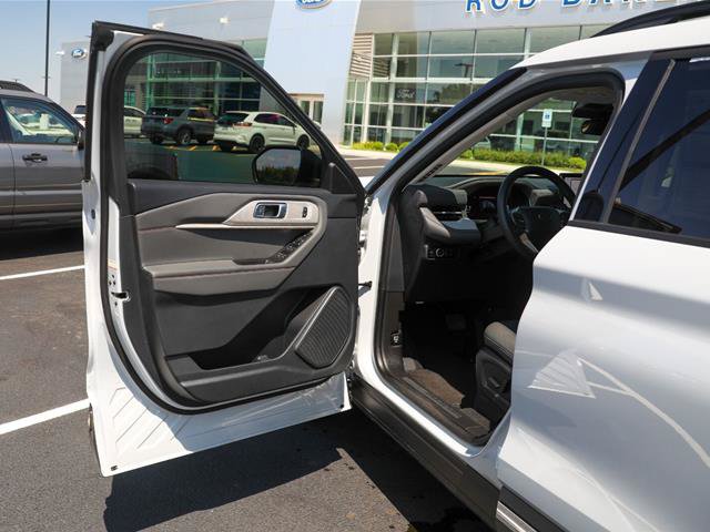 Certified 2025 Ford Explorer Active w/ Active Comfort Package AWD/4WD image 18