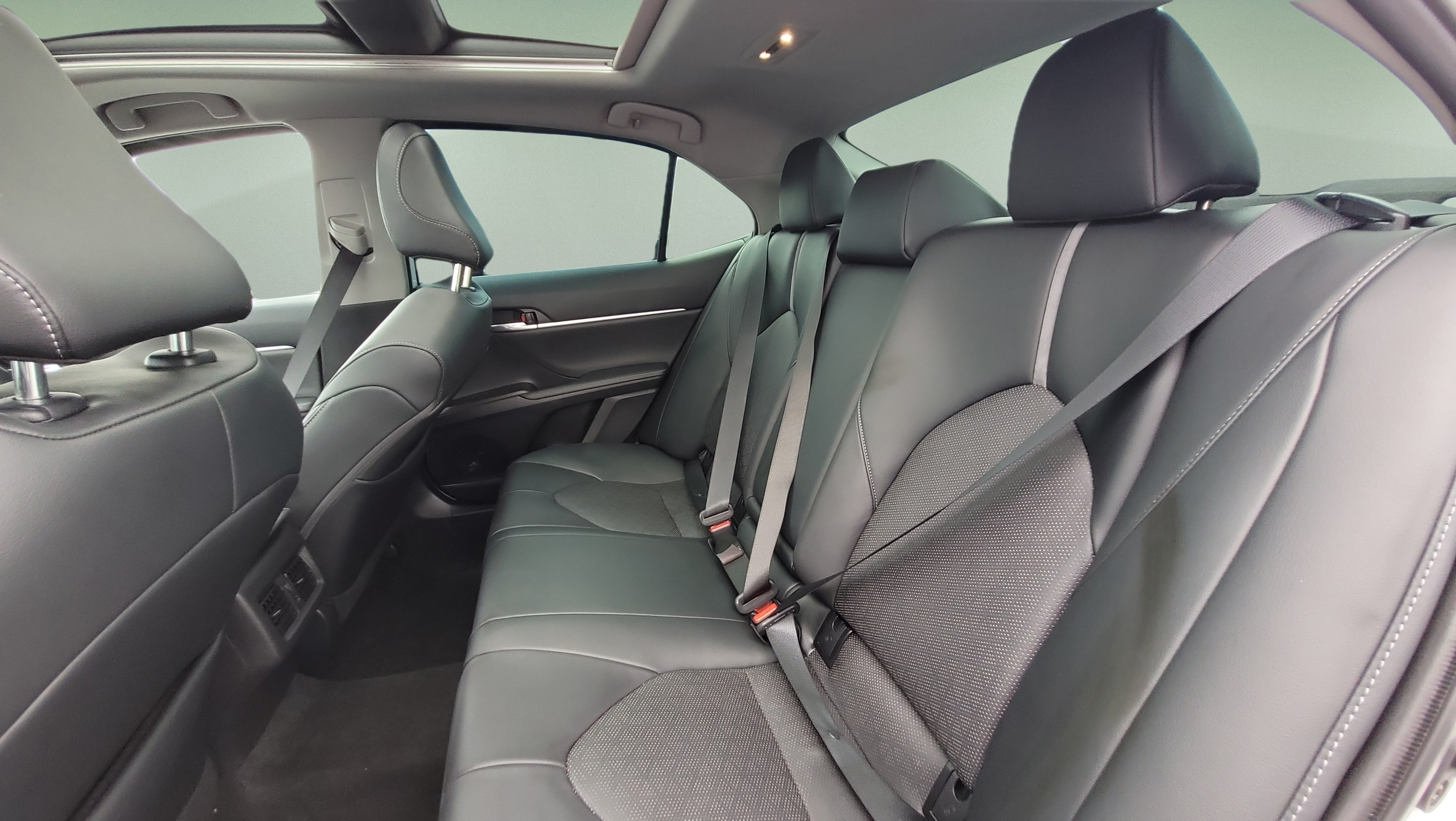 Used 2022 Toyota Camry XSE FWD image 16