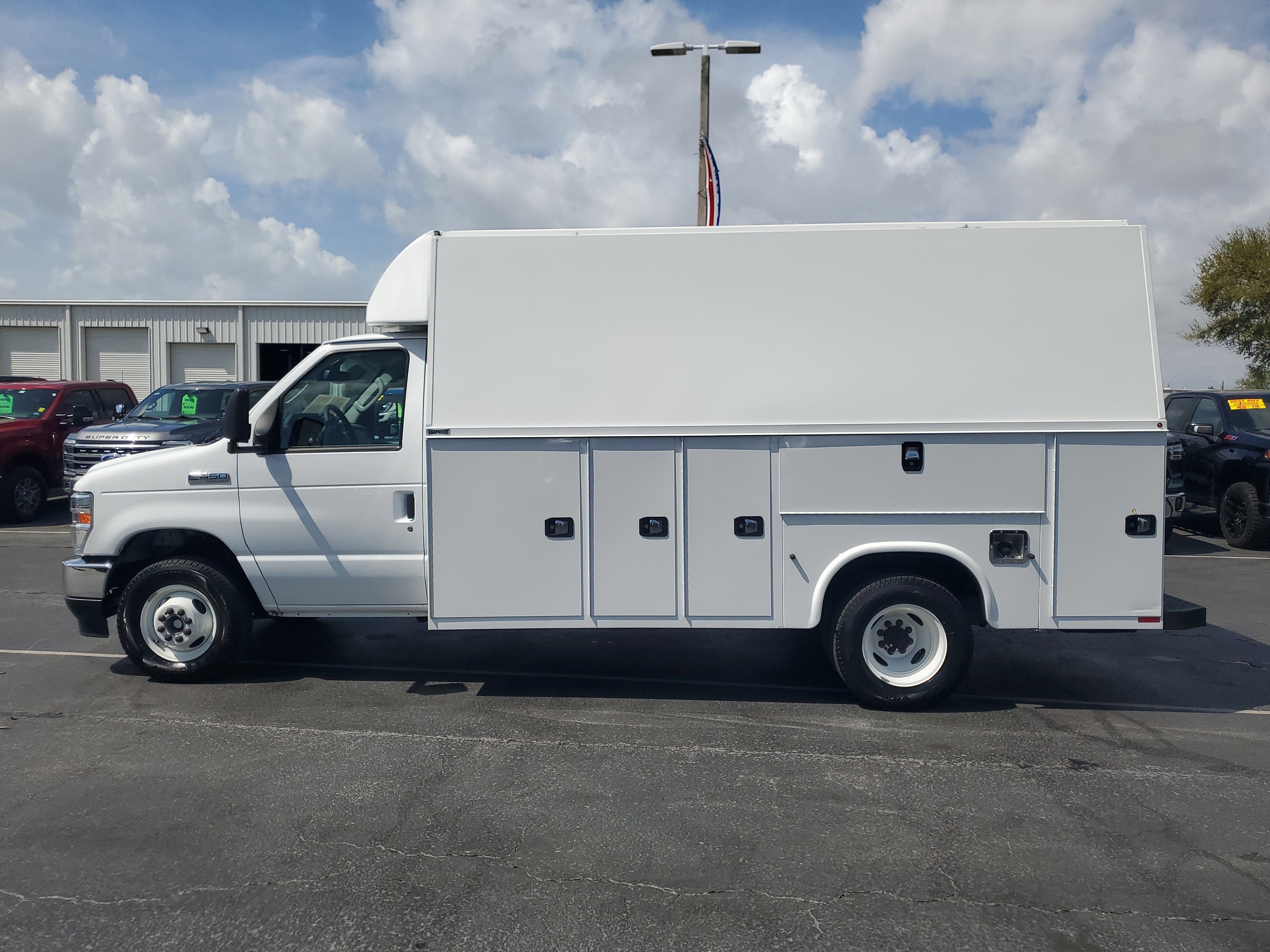 Certified 2024 Ford E-450 and Econoline 450 Super Duty w/ Driver's Safety Package image 4