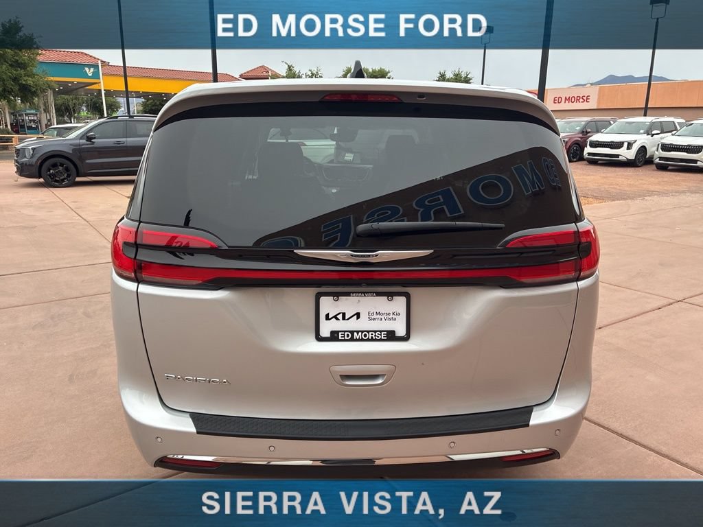 Used 2024 Chrysler Pacifica Touring-L FWD image 8