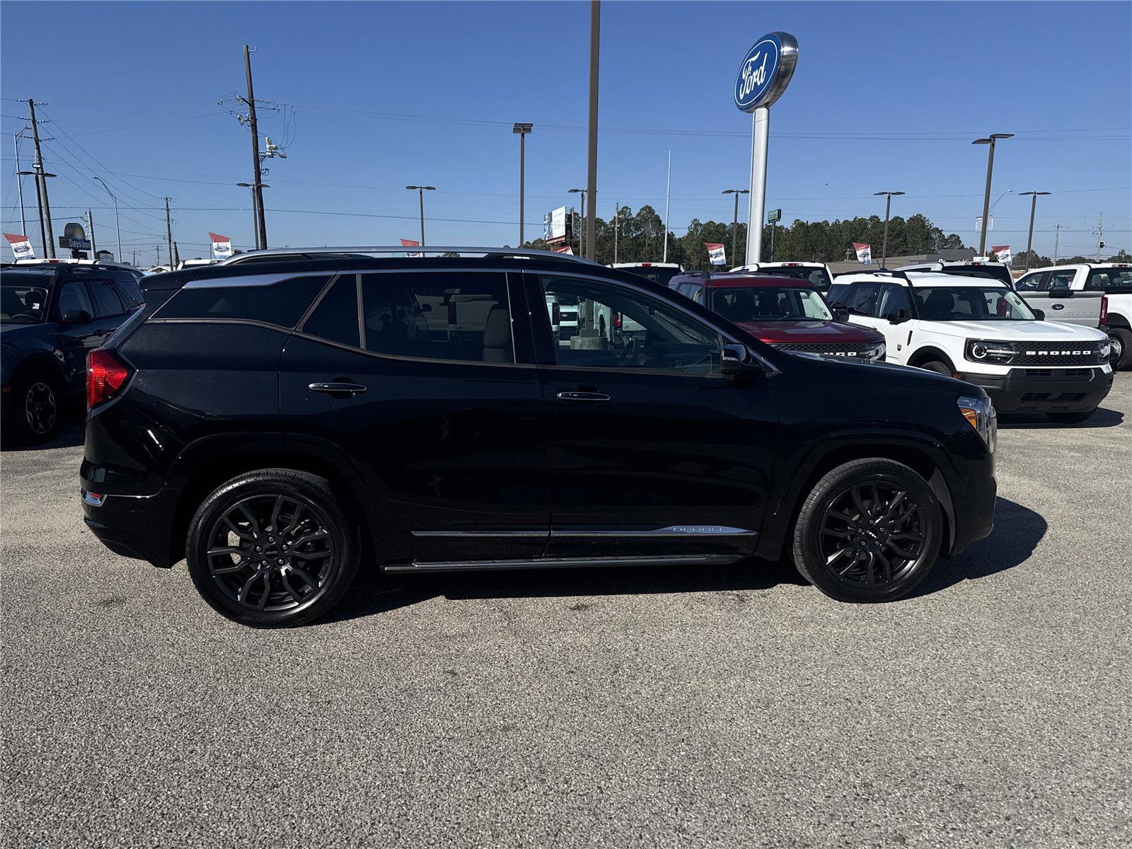 Used 2022 GMC Terrain Denali w/ Black Diamond Edition image 6