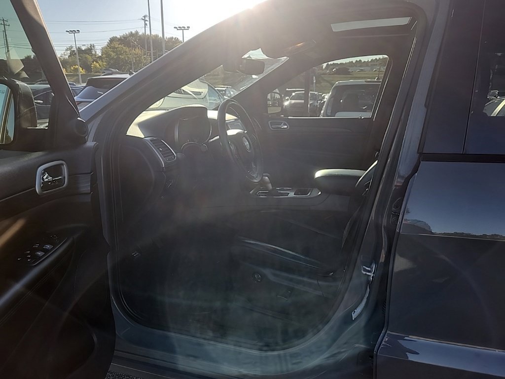 Used 2019 Jeep Grand Cherokee Altitude AWD/4WD image 9