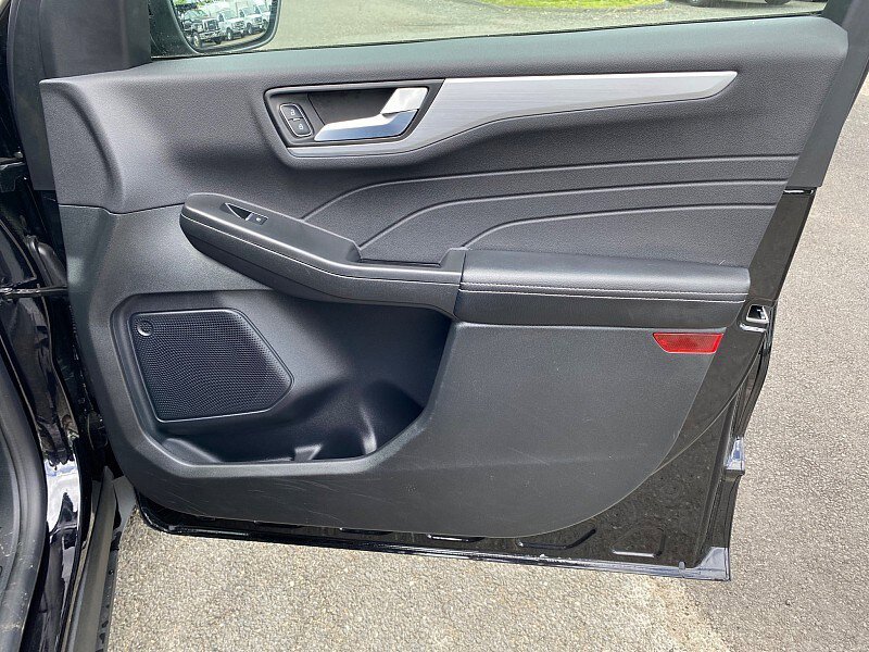 Certified 2025 Ford Escape Platinum AWD/4WD image 32