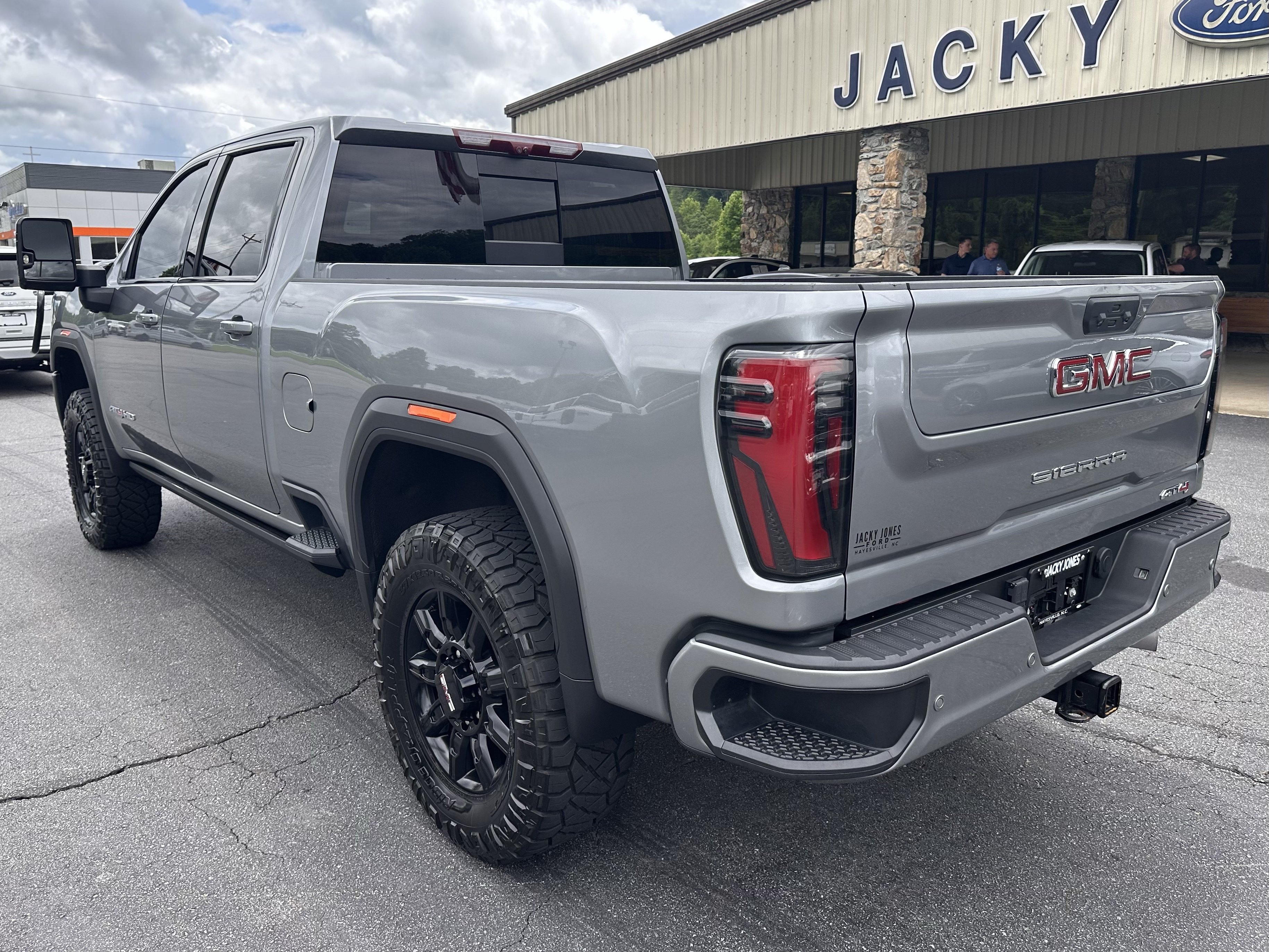 Used 2024 GMC Sierra 2500 AT4 w/ AT4 Premium Plus Package AWD/4WD image 8