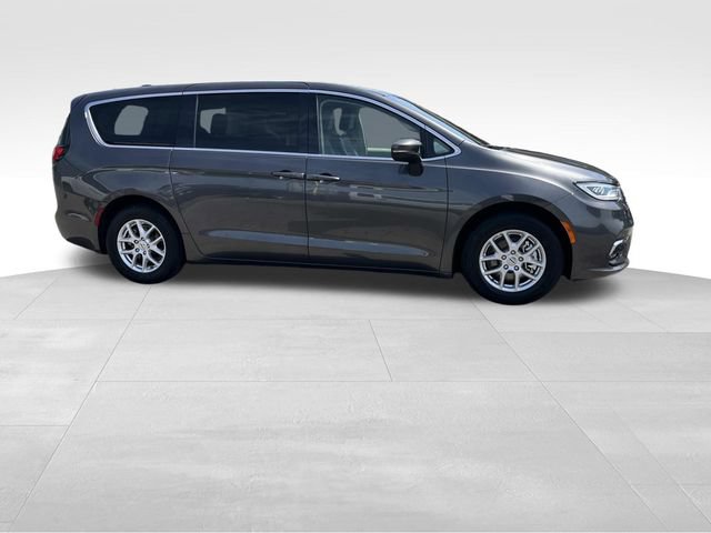 Used 2023 Chrysler Pacifica Touring-L FWD video 2
