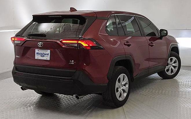 Used 2024 Toyota RAV4 LE image 4