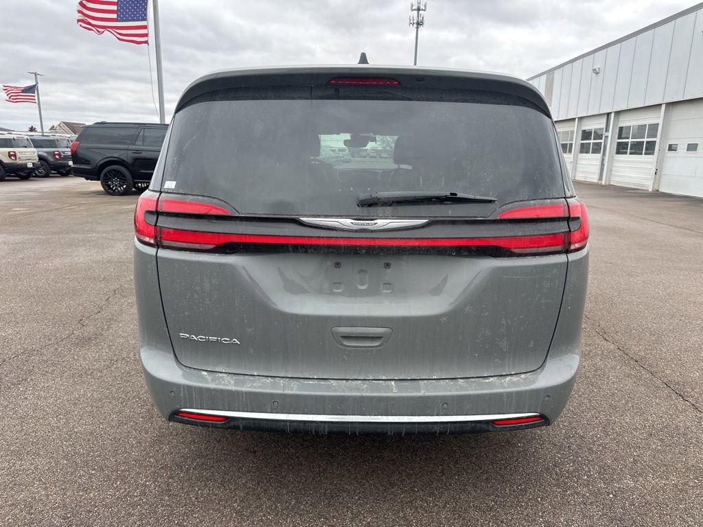 Used 2023 Chrysler Pacifica Touring-L image 10