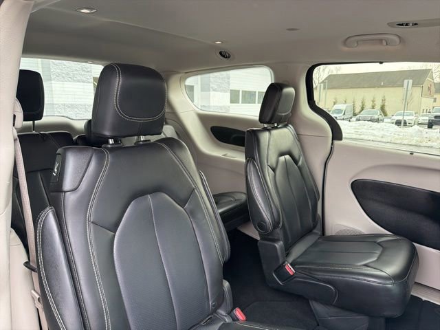 Used 2023 Chrysler Pacifica Touring-L image 35