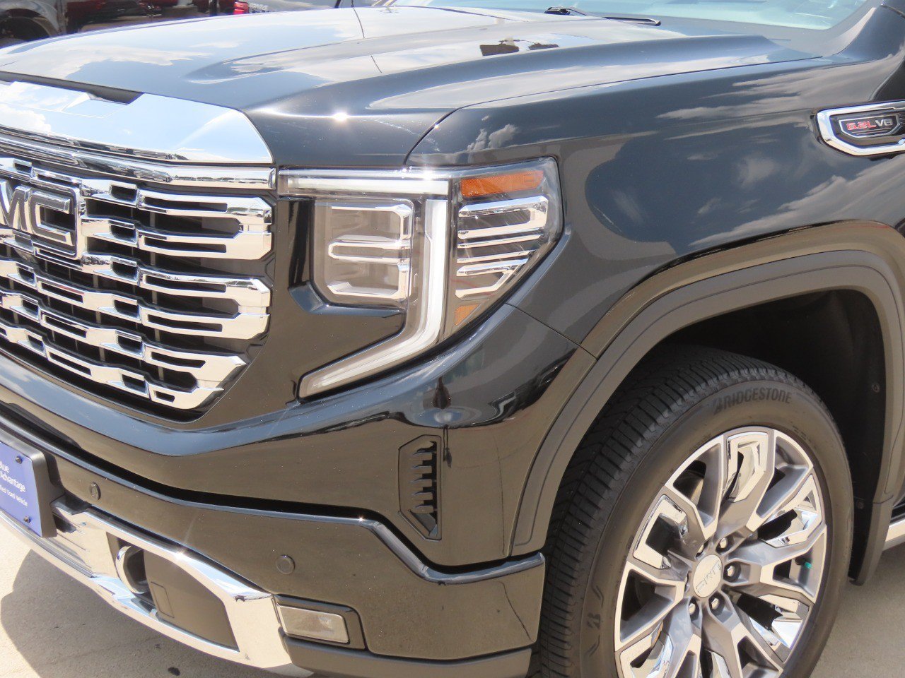 Used 2025 GMC Sierra 1500 Denali w/ Denali Reserve Package AWD/4WD image 3