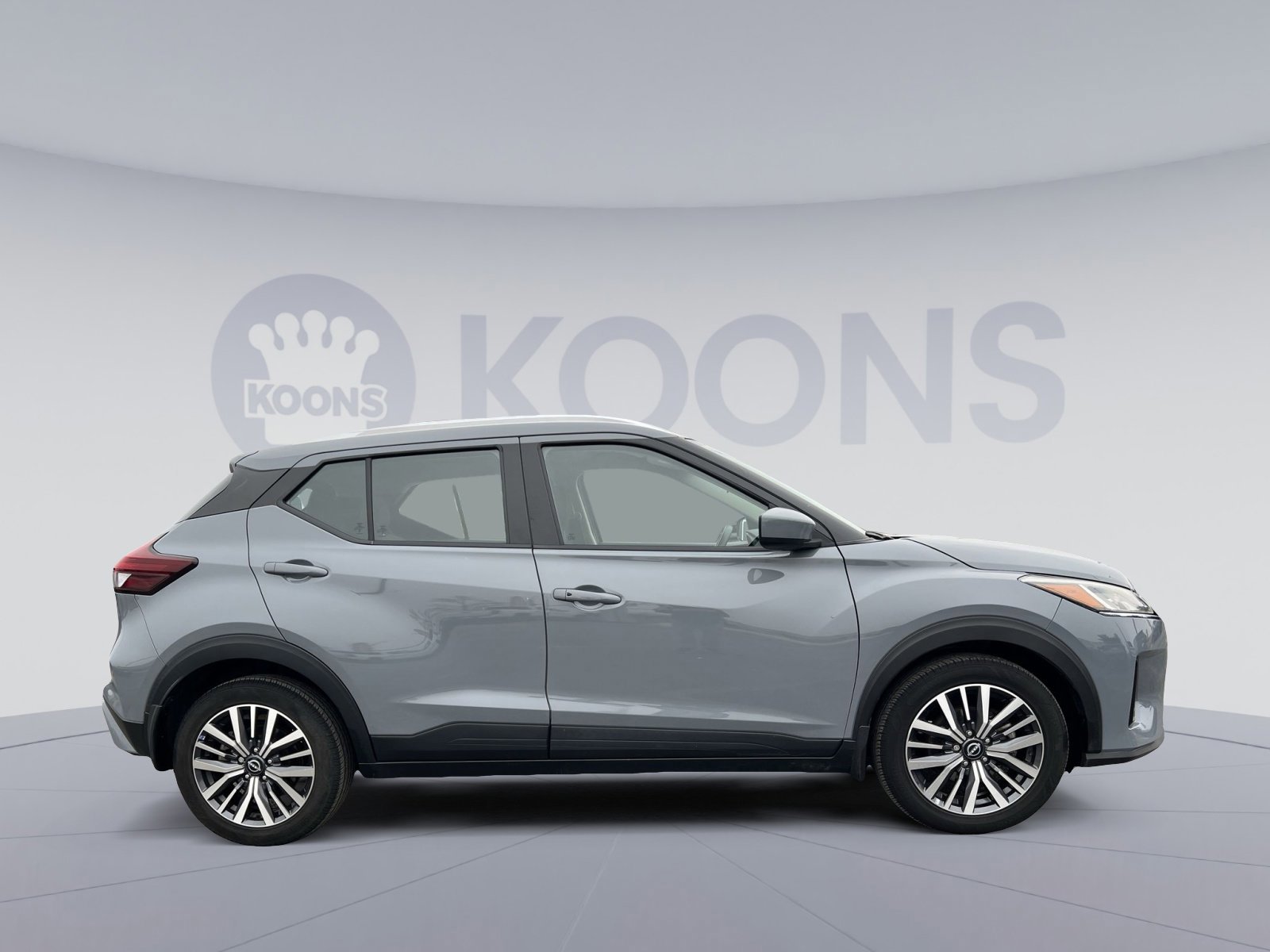 Used 2023 Nissan Kicks SV image 2