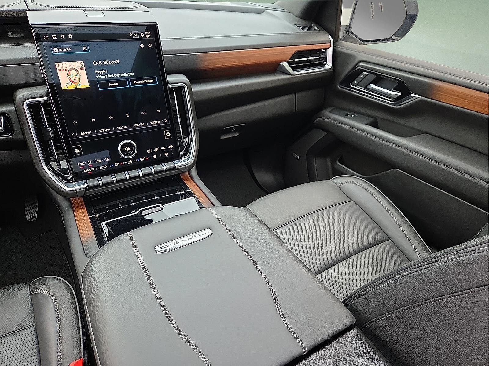 Used 2025 GMC Yukon Denali w/ Sun & Power Step Package AWD/4WD image 13