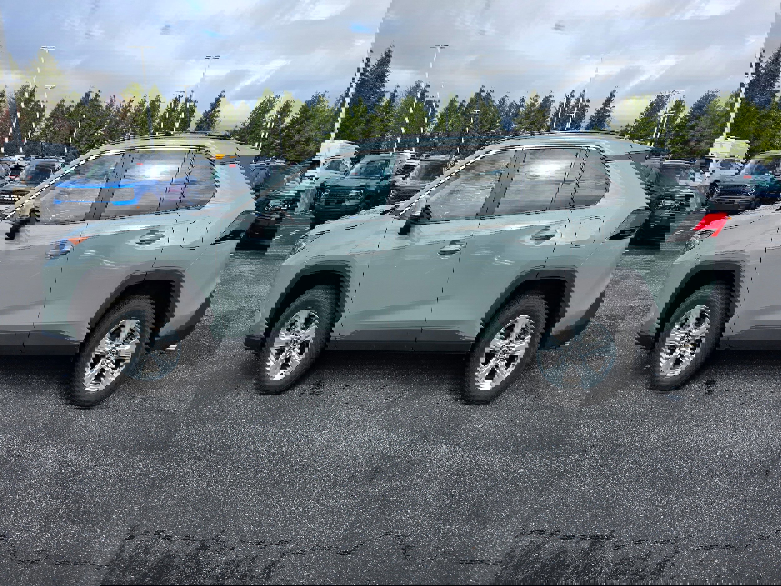 Used 2020 Toyota RAV4 XLE w/ Convenience Package AWD/4WD image 4