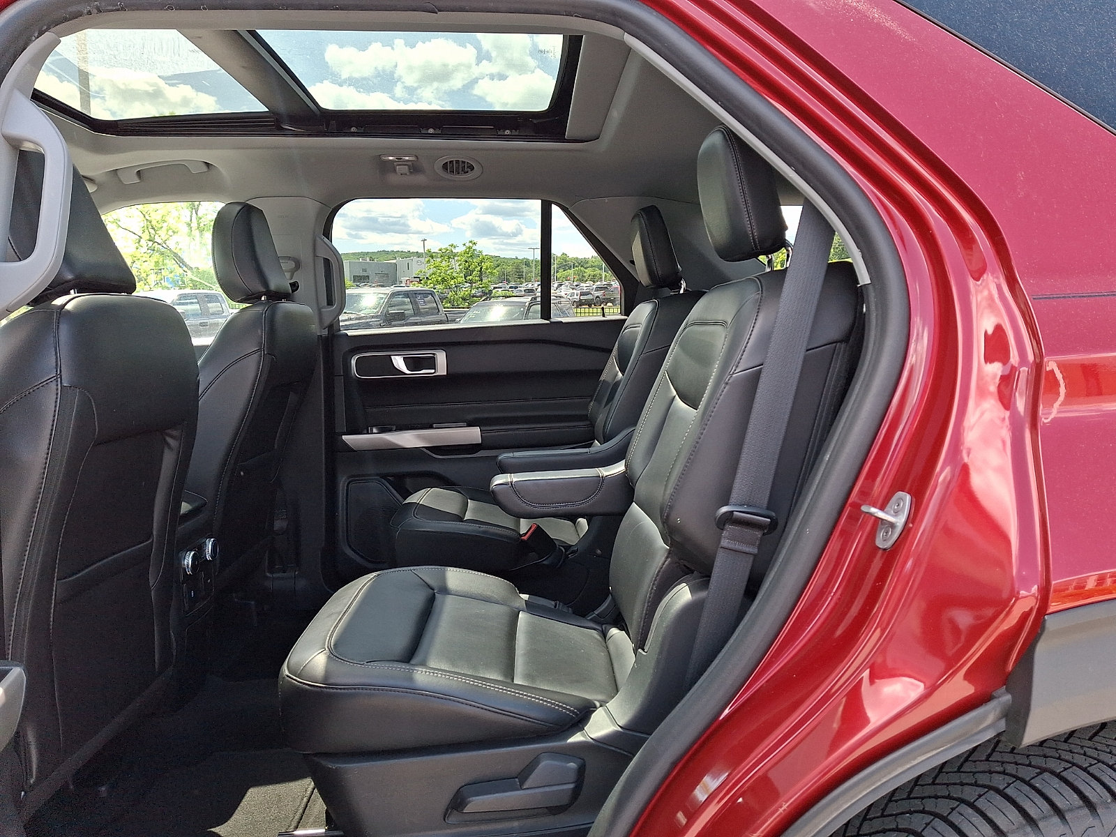 Certified 2022 Ford Explorer XLT w/ Equipment Group 202A AWD/4WD image 10
