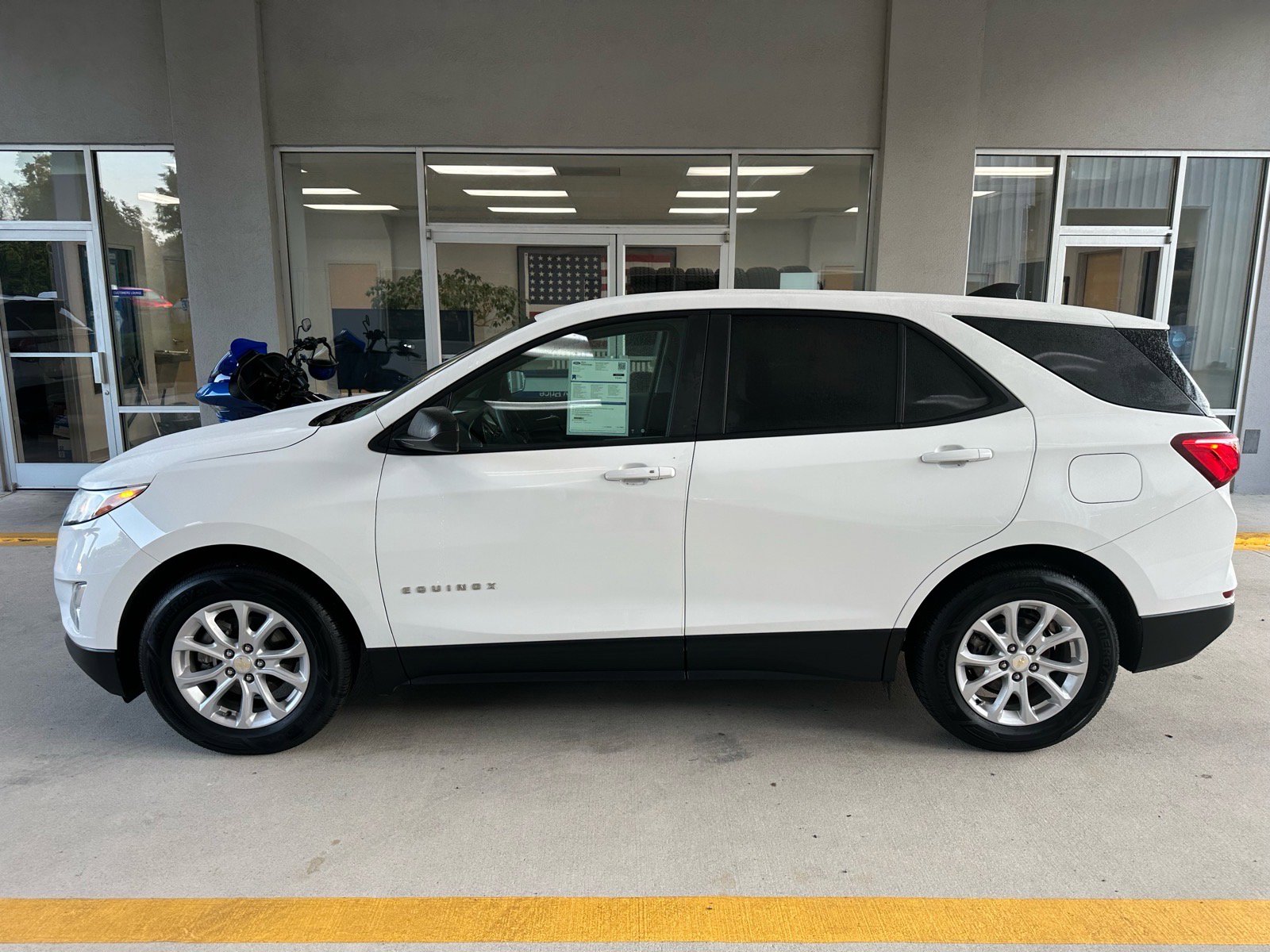 Used 2021 Chevrolet Equinox LS w/ LS Convenience Package FWD image 3