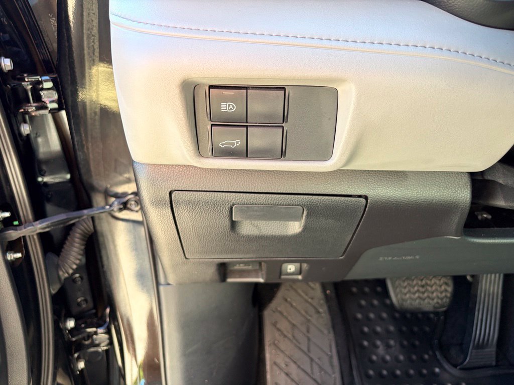 Used 2020 Toyota Highlander XLE AWD/4WD image 24