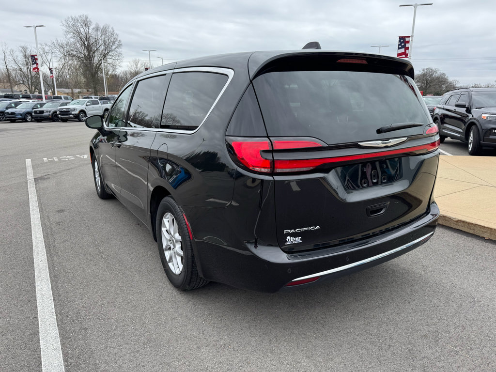 Used 2023 Chrysler Pacifica Touring-L FWD image 6
