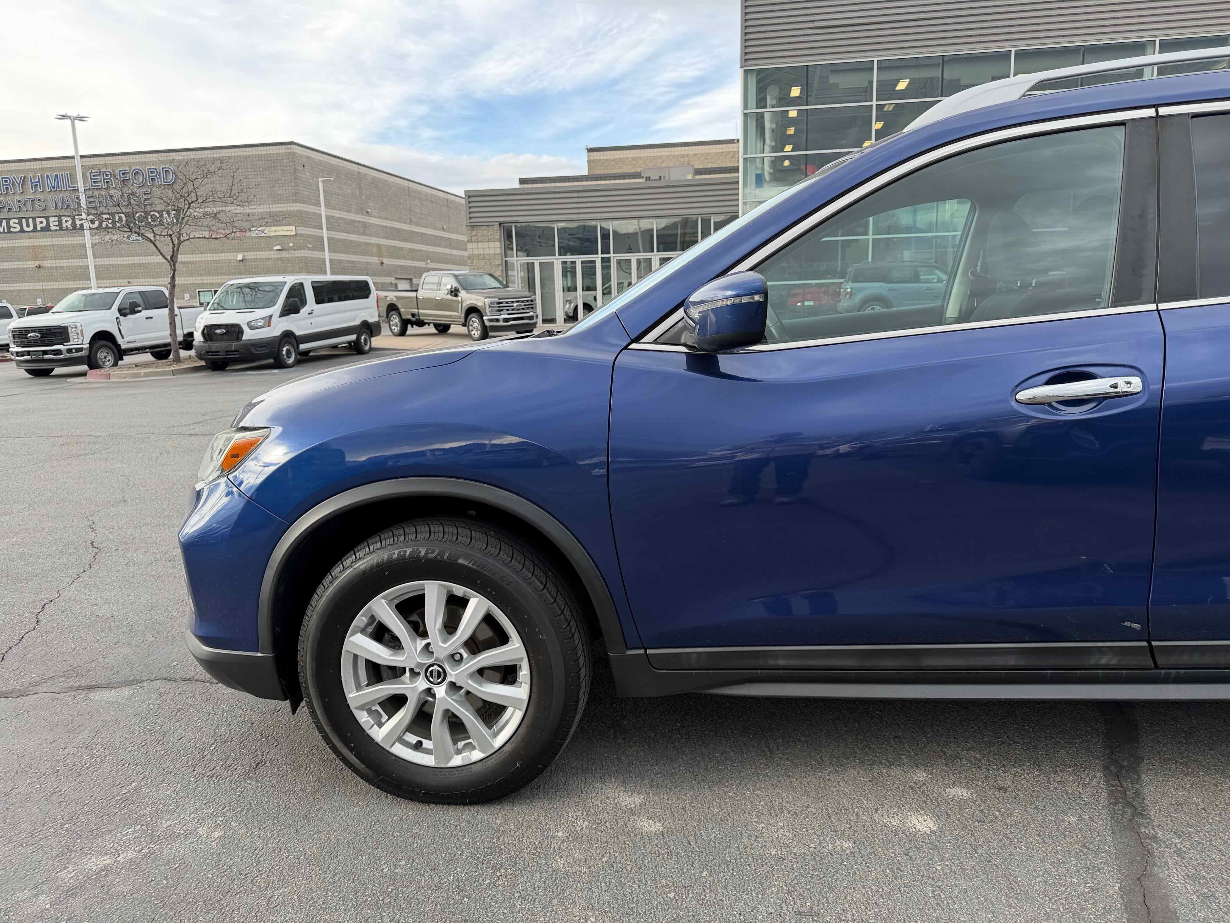 Used 2017 Nissan Rogue SV image 2