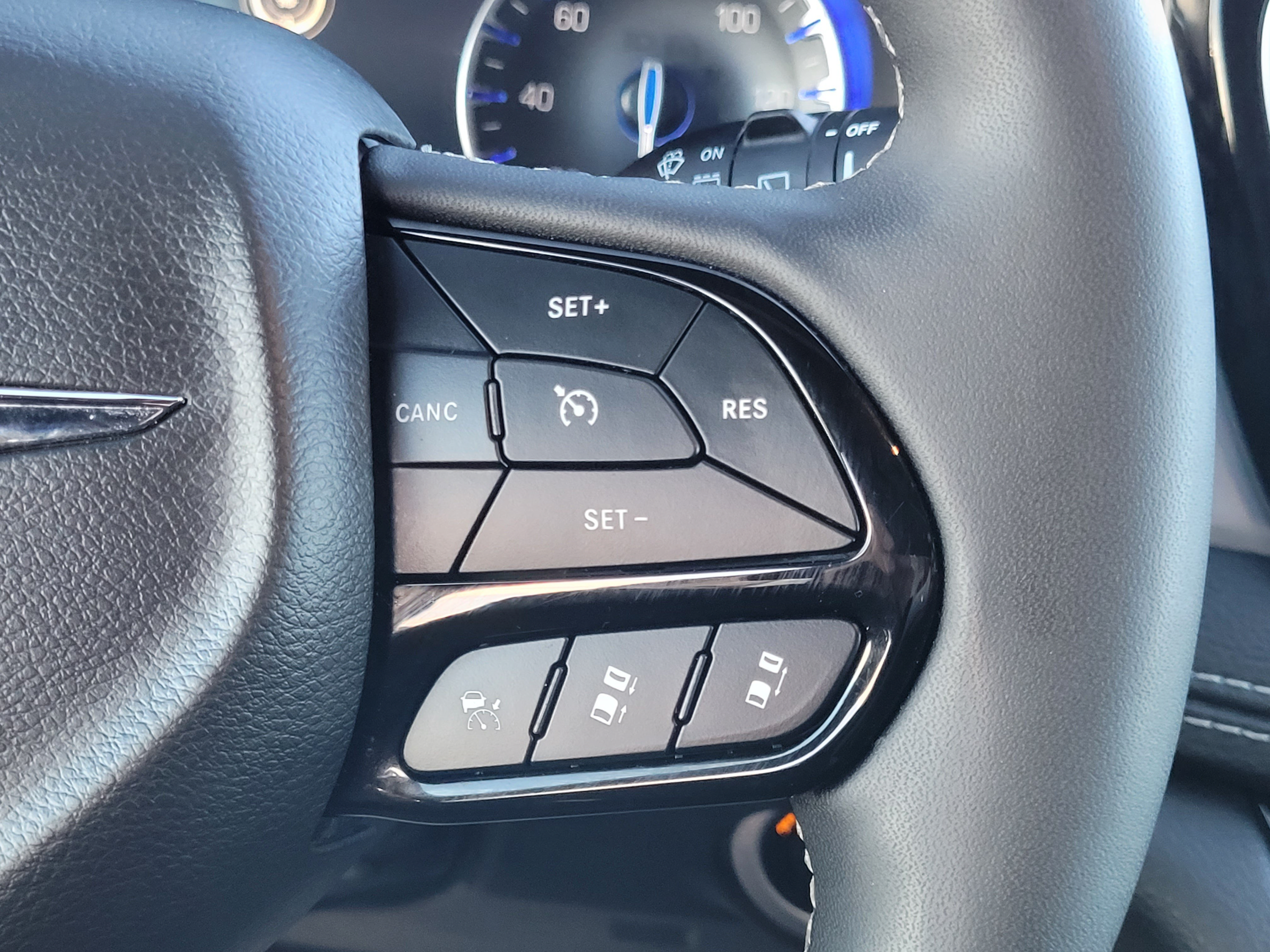 Used 2025 Chrysler Pacifica Limited FWD image 13