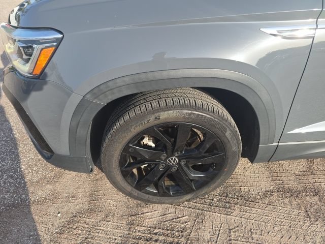 Used 2022 Volkswagen Taos SEL w/ Panoramic Sunroof Package FWD image 7