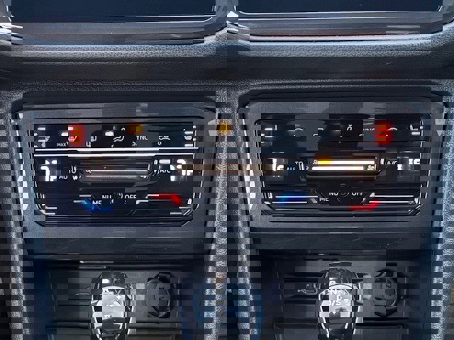 Used 2024 Volkswagen Tiguan SE w/ Panoramic Sunroof Package image 26