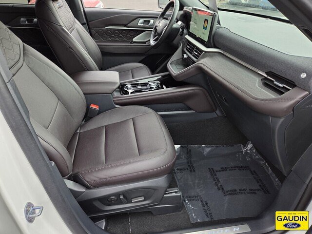 Certified 2025 Ford Explorer Platinum w/ Ultimate Package AWD/4WD image 16