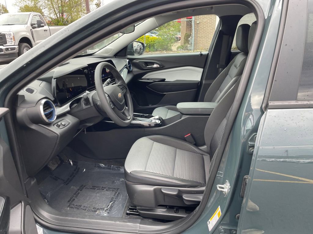Used 2025 Chevrolet Trax LT FWD image 13