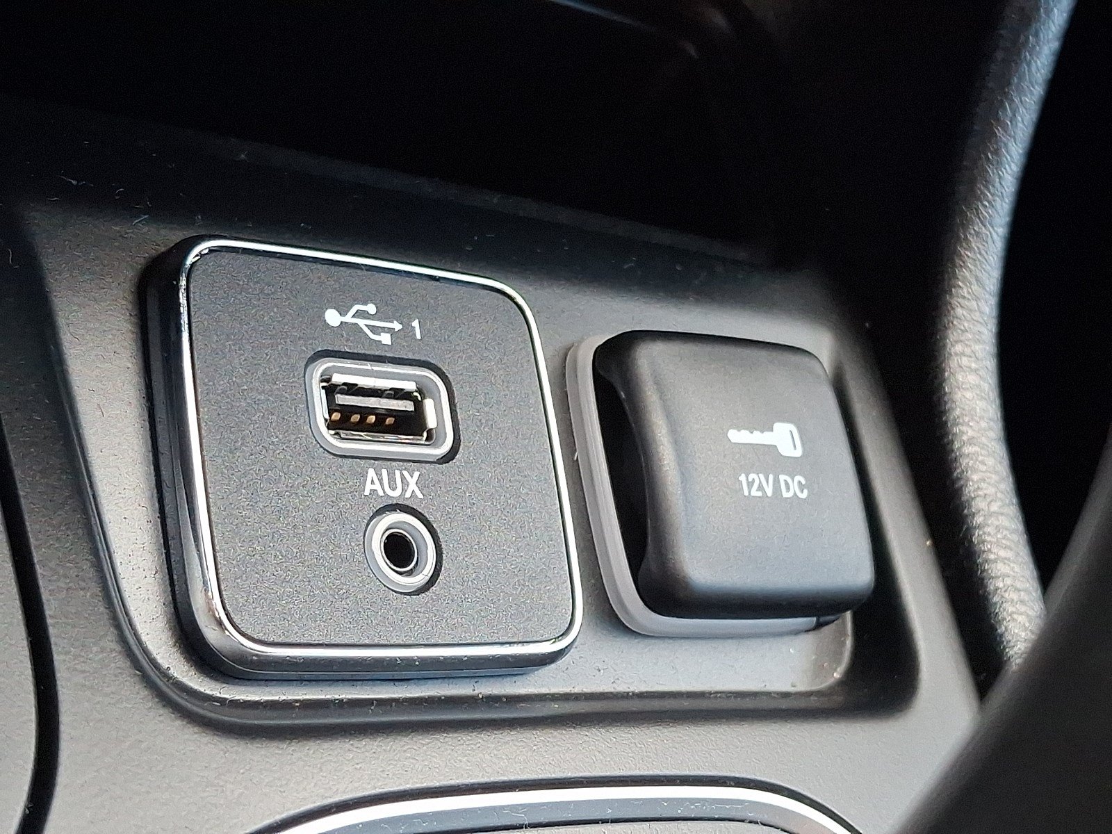 Used 2019 Jeep Cherokee Latitude w/ Popular Appearance Group FWD image 22