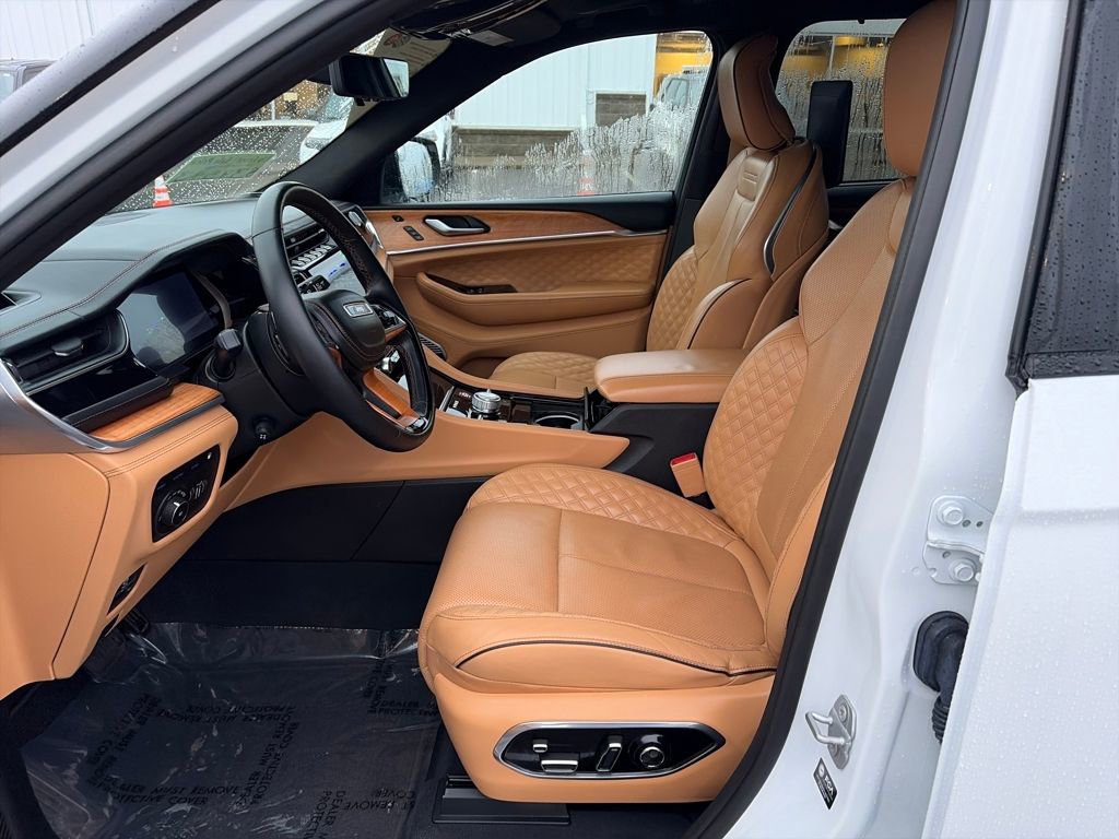 Used 2023 Jeep Grand Cherokee Summit image 5