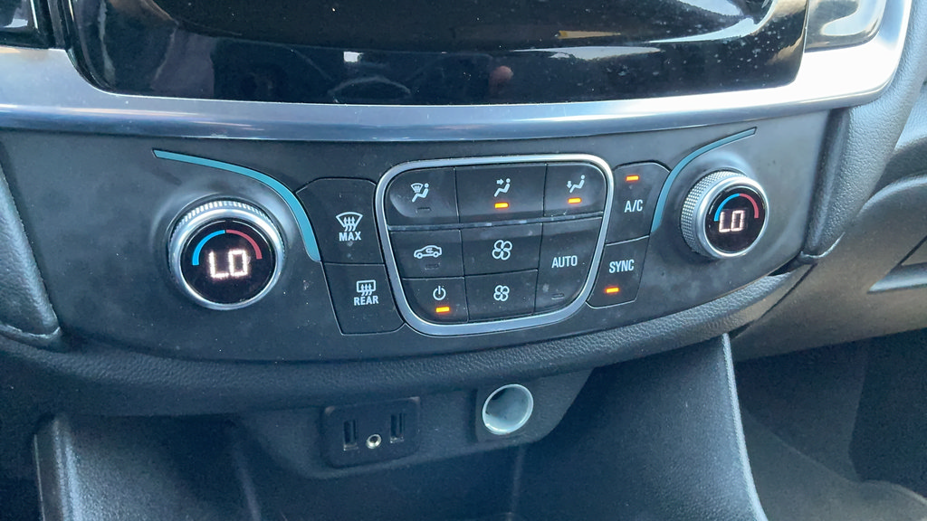 Used 2023 Chevrolet Traverse LT FWD image 16