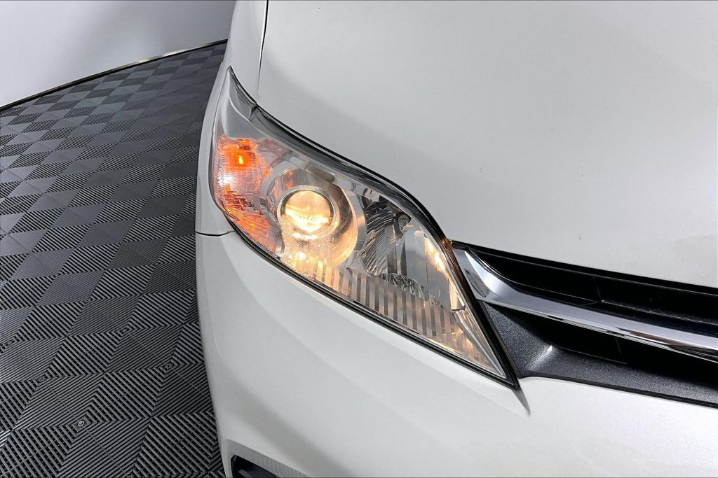 Used 2019 Toyota Sienna XLE w/ XLE Navigation Package FWD image 29