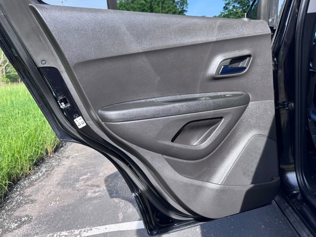 Used 2018 Chevrolet Trax LT w/ Redline Edition AWD/4WD image 25