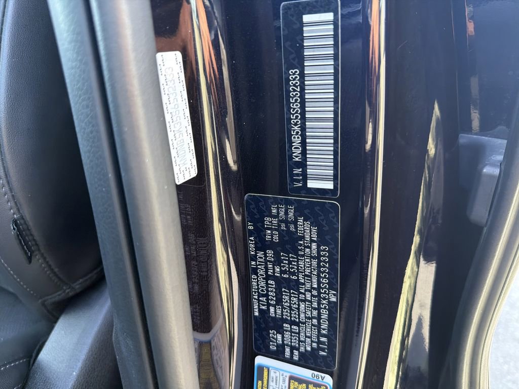 Used 2025 Kia Carnival FWD image 35