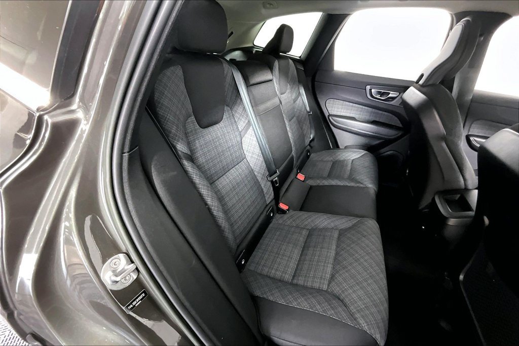 Used 2022 Volvo XC60 B5 Momentum FWD image 27