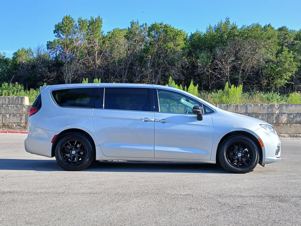 Used 2024 Chrysler Pacifica Touring-L FWD image 2