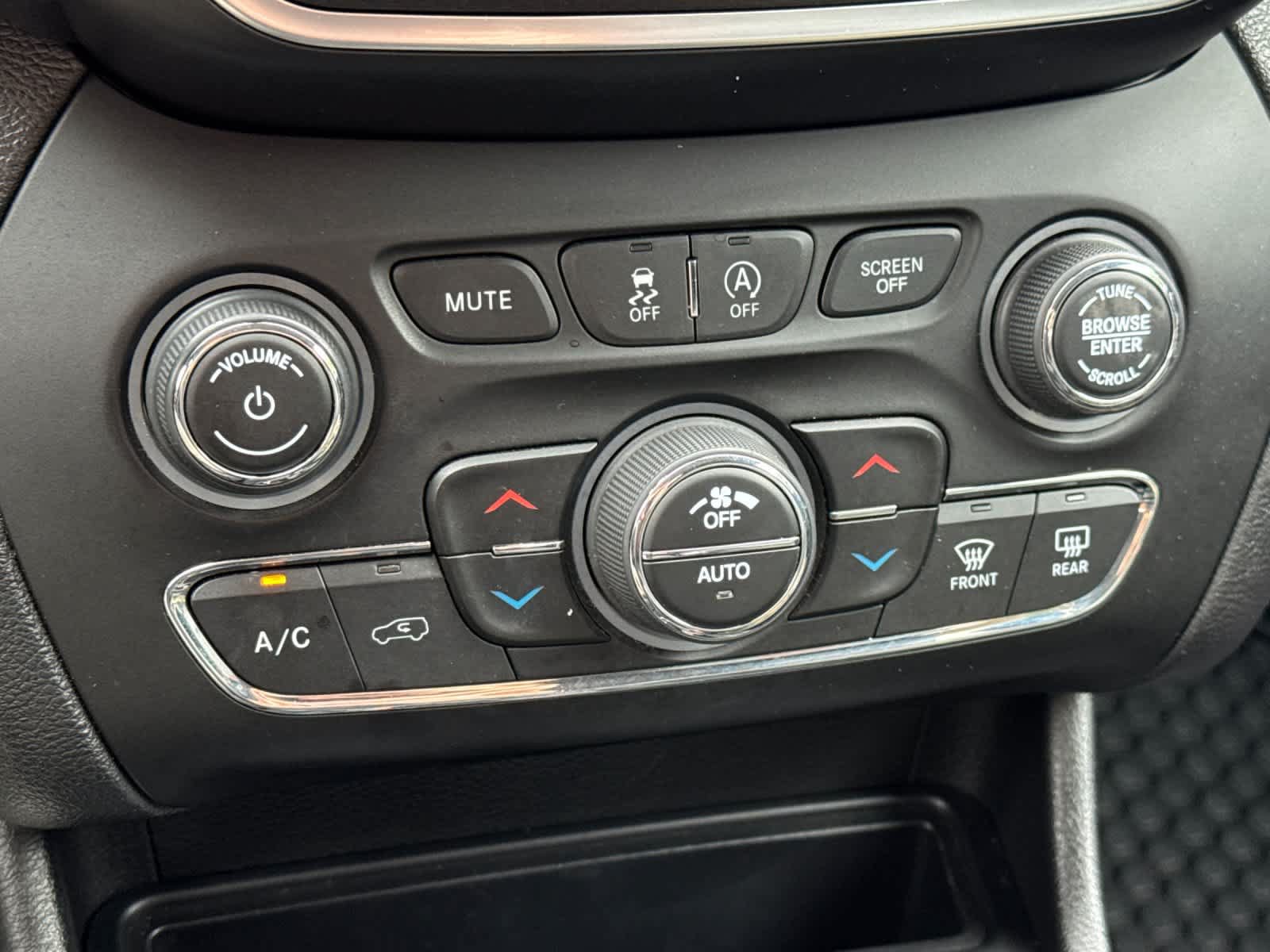 Used 2020 Jeep Cherokee Trailhawk w/ Comfort/Convenience Group AWD/4WD image 21