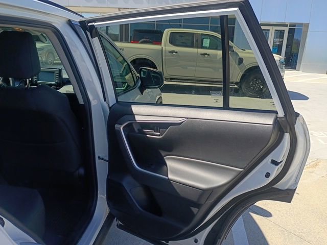Used 2021 Toyota RAV4 LE image 13