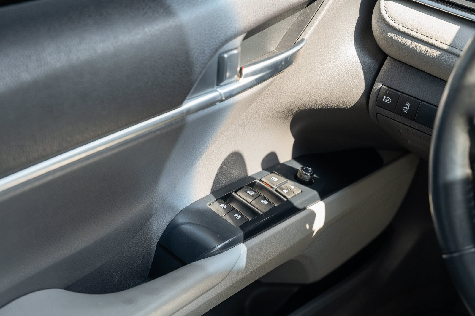 Used 2018 Toyota Camry SE FWD image 25