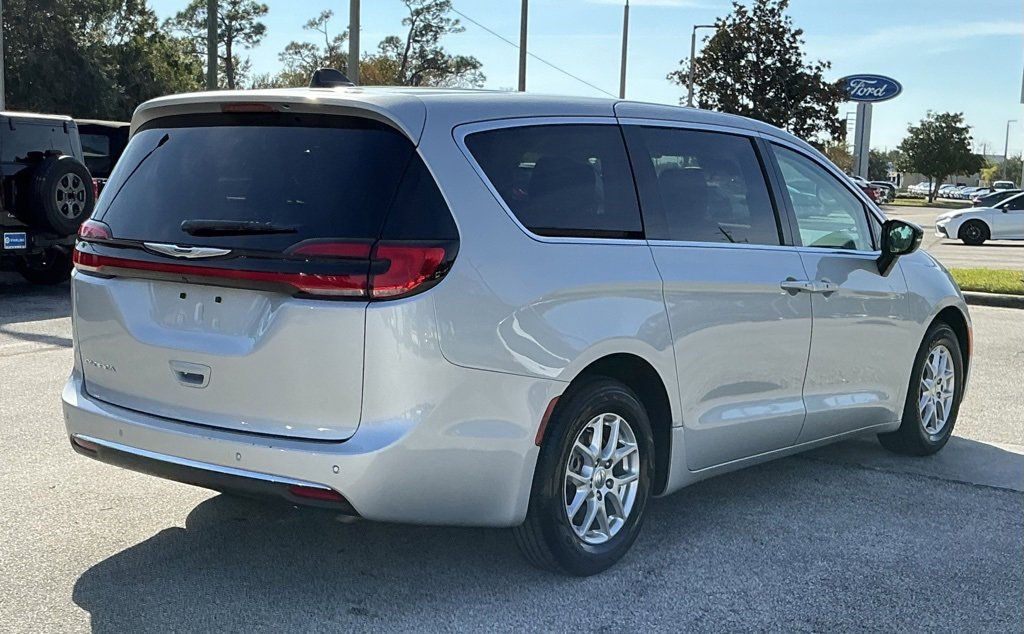 Used 2024 Chrysler Pacifica Touring-L image 10