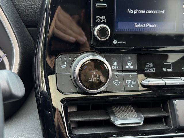 Used 2020 Toyota Highlander XLE AWD/4WD image 17