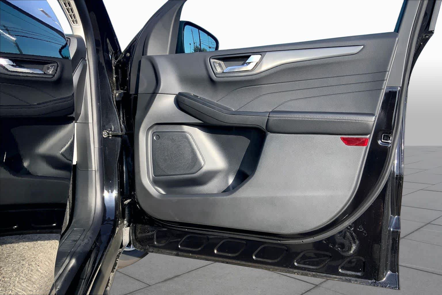 Certified 2025 Ford Escape SE FWD image 46
