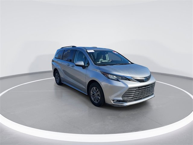 Used 2021 Toyota Sienna XLE image 1